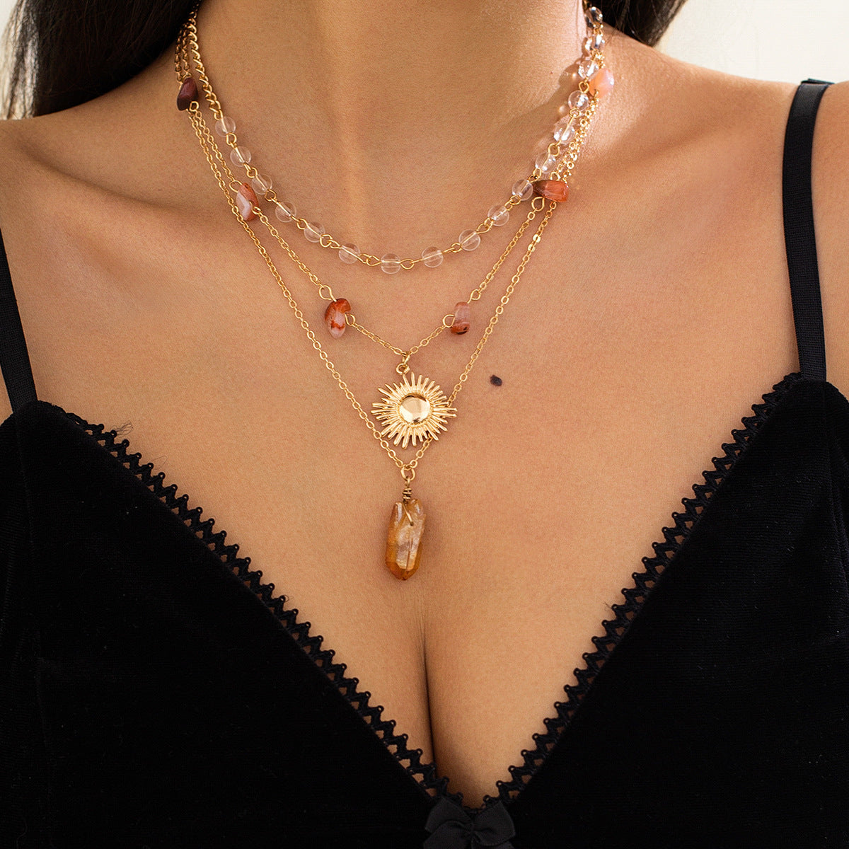 Collana con ciondolo a sole geometrico irregolare da donna con intarsi in turchese e cristallo su catena in rame e acciaio placcato con design a strati a nappa