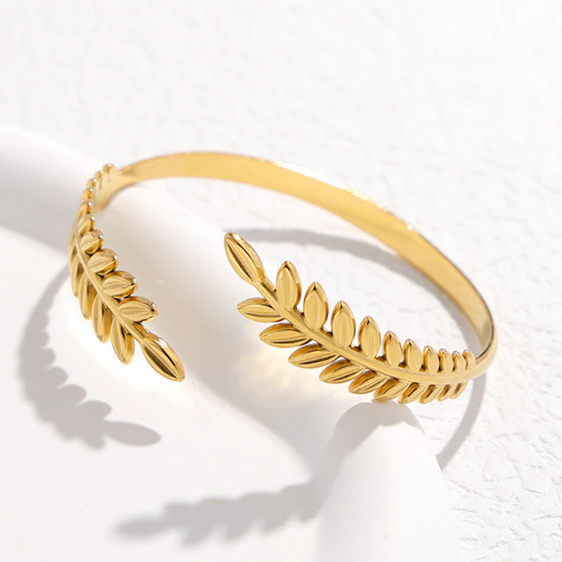 Pulsera C de acero de titanio en forma de hoja de moda para mujer con acabado chapado