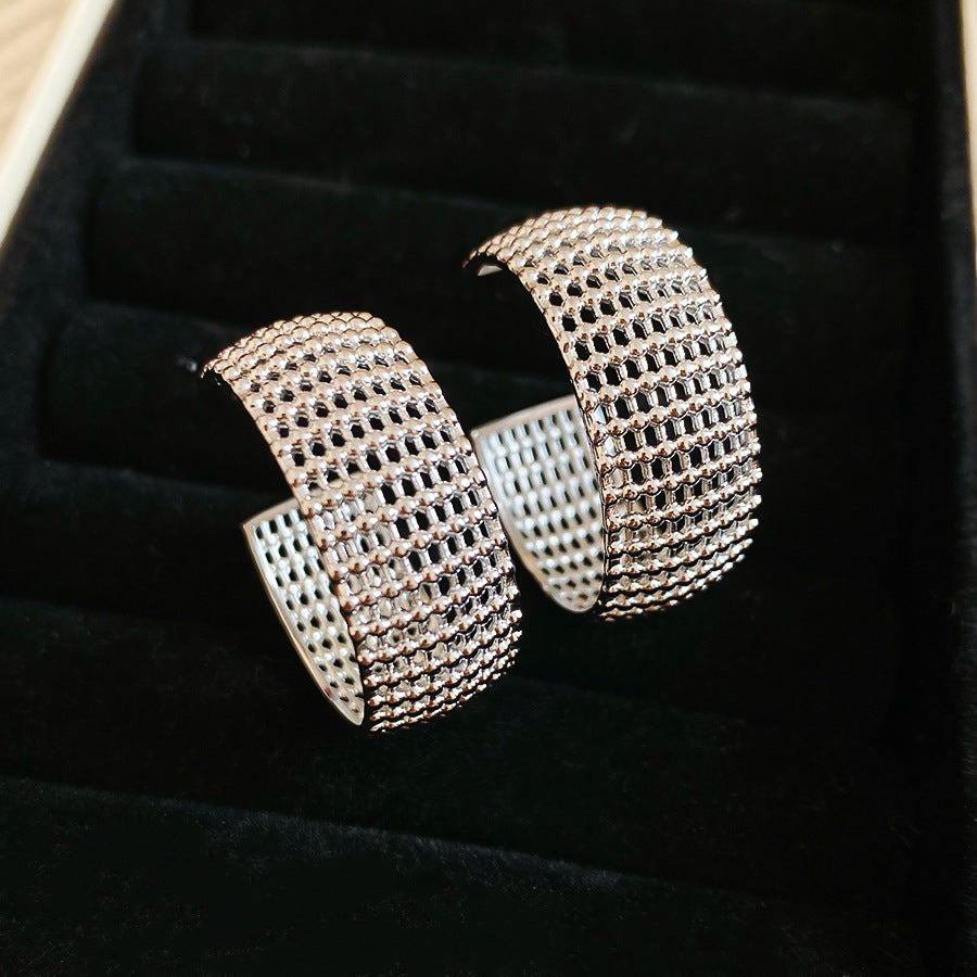 Orecchini a Cerchio Geometrici a C in Metallo con Finitura Argentata da Donna, Polsini Auricolari Minimalisti alla Moda