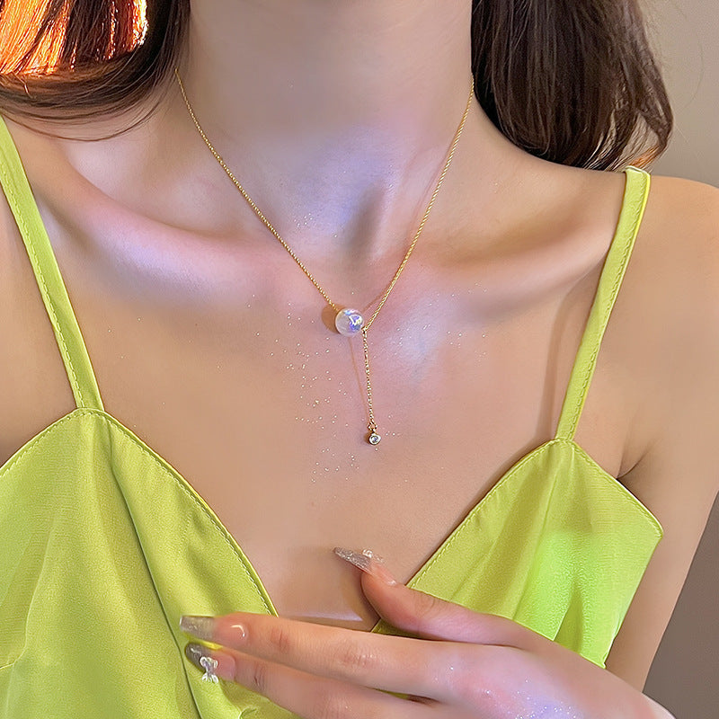 Collana da donna con ciondolo sirena perlato e cristallo, design originale, in acciaio al titanio con finitura placcata
