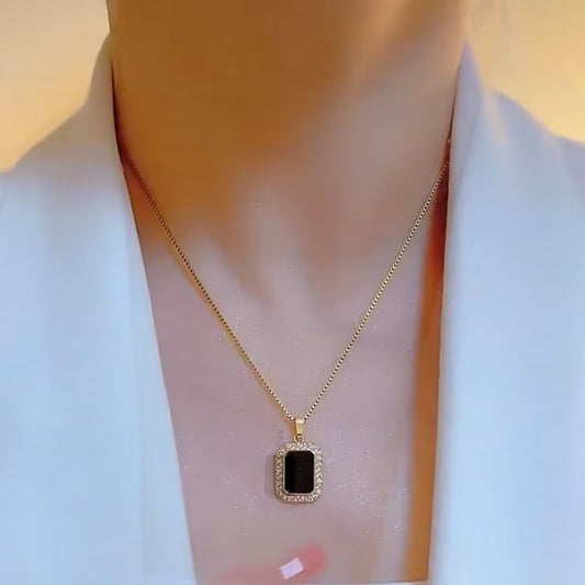 Collar con colgante minimalista de acero de titanio con forma irregular de animal y acabado chapado para mujer