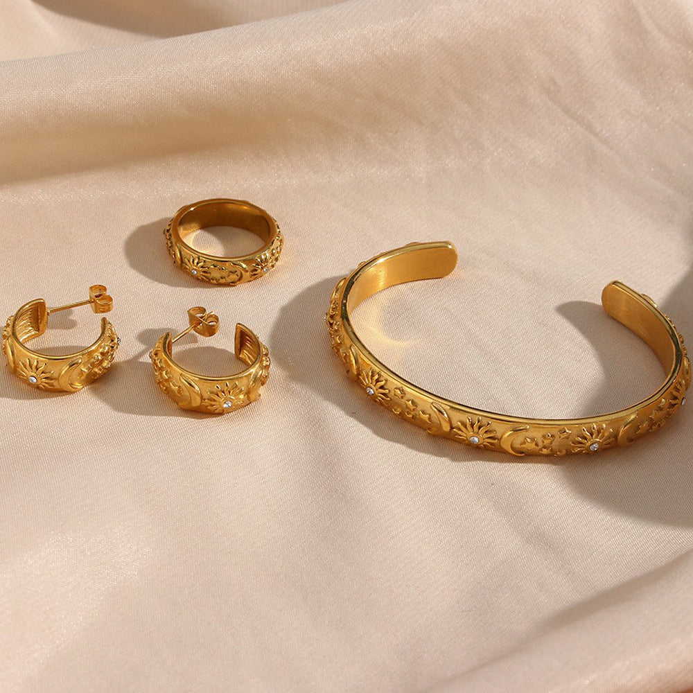 Bracciale Minimalista Ispirato al Retrò con Stella, Luna e Sole in Acciaio Inossidabile Placcato Oro 18K