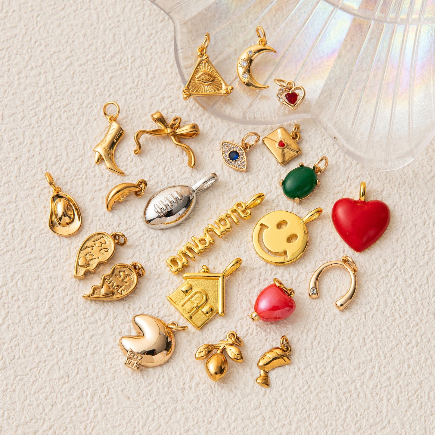 Barra de dijes de corazón chapado en oro de latón a la moda para mujer
