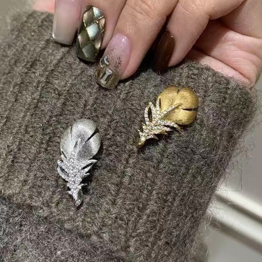 Fashionable Feather-Shaped Brooch in Gold-Plated Copper with Zircon Inlay for Women, Elegant Office Wear Accessory