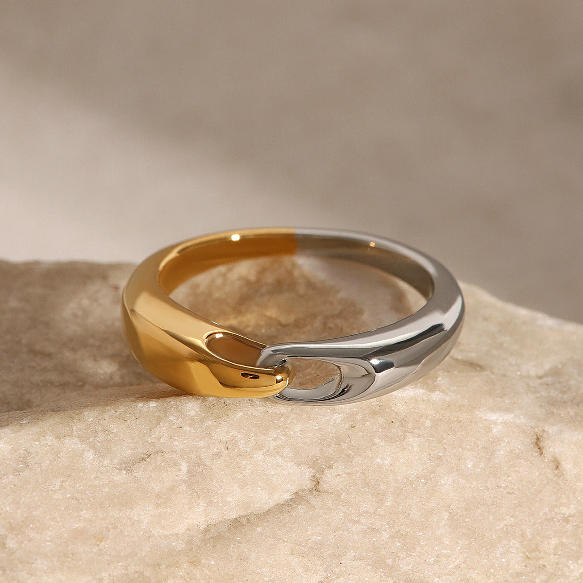 Anello da donna minimalista geometrico in acciaio inossidabile con finitura galvanica