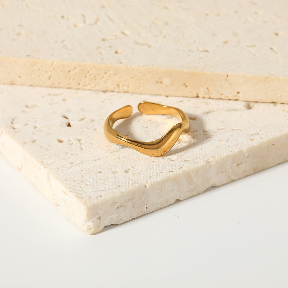 Anello Aperto da Donna Minimalista in Acciaio al Titanio a Forma di Onda con Placcatura Sottovuoto in Oro 18K e Design Geometrico