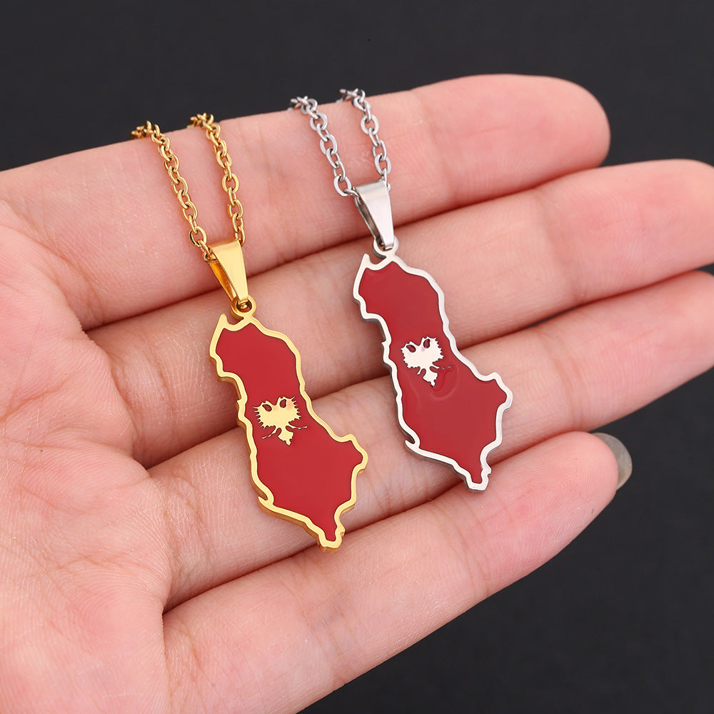 Collana con ciondolo a mappa etnica geometrica dell'Albania in acciaio inossidabile con ciondolo in acciaio al titanio e finitura galvanizzata su catena a O per unisex