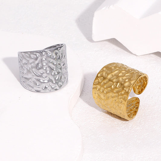 Anello aperto geometrico minimalista in acciaio inossidabile con texture martellata e placcatura in oro 18 carati da donna