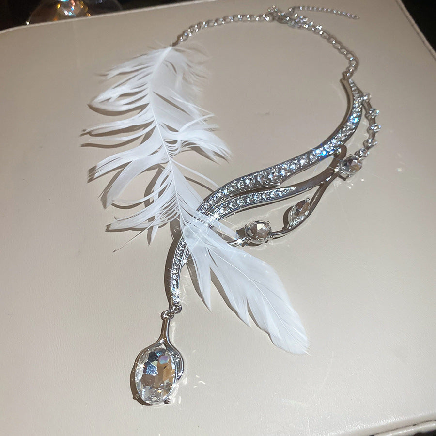 Collana con ciondolo a piuma asimmetrica elegante da donna con intarsio in strass in lega, catena con medaglione dal design geometrico, stile minimalista e old money