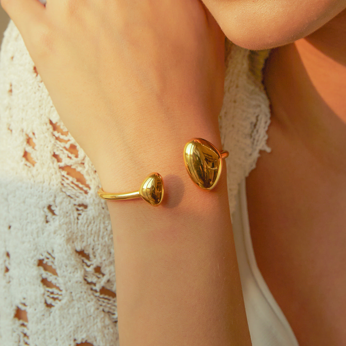 Bracciale largo elastico geometrico irregolare da donna in acciaio al titanio placcato oro 18K di lusso ispirato a INS