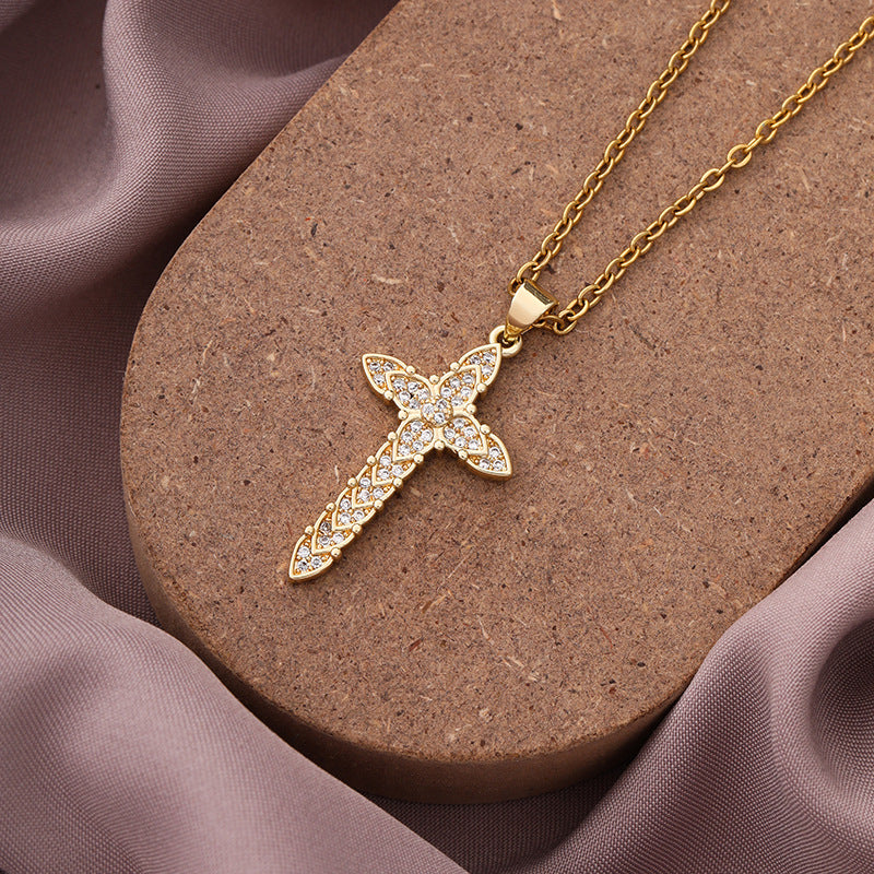 Collana con ciondolo a croce minimalista in rame con placcatura in oro e zirconi micropavé su catena a O