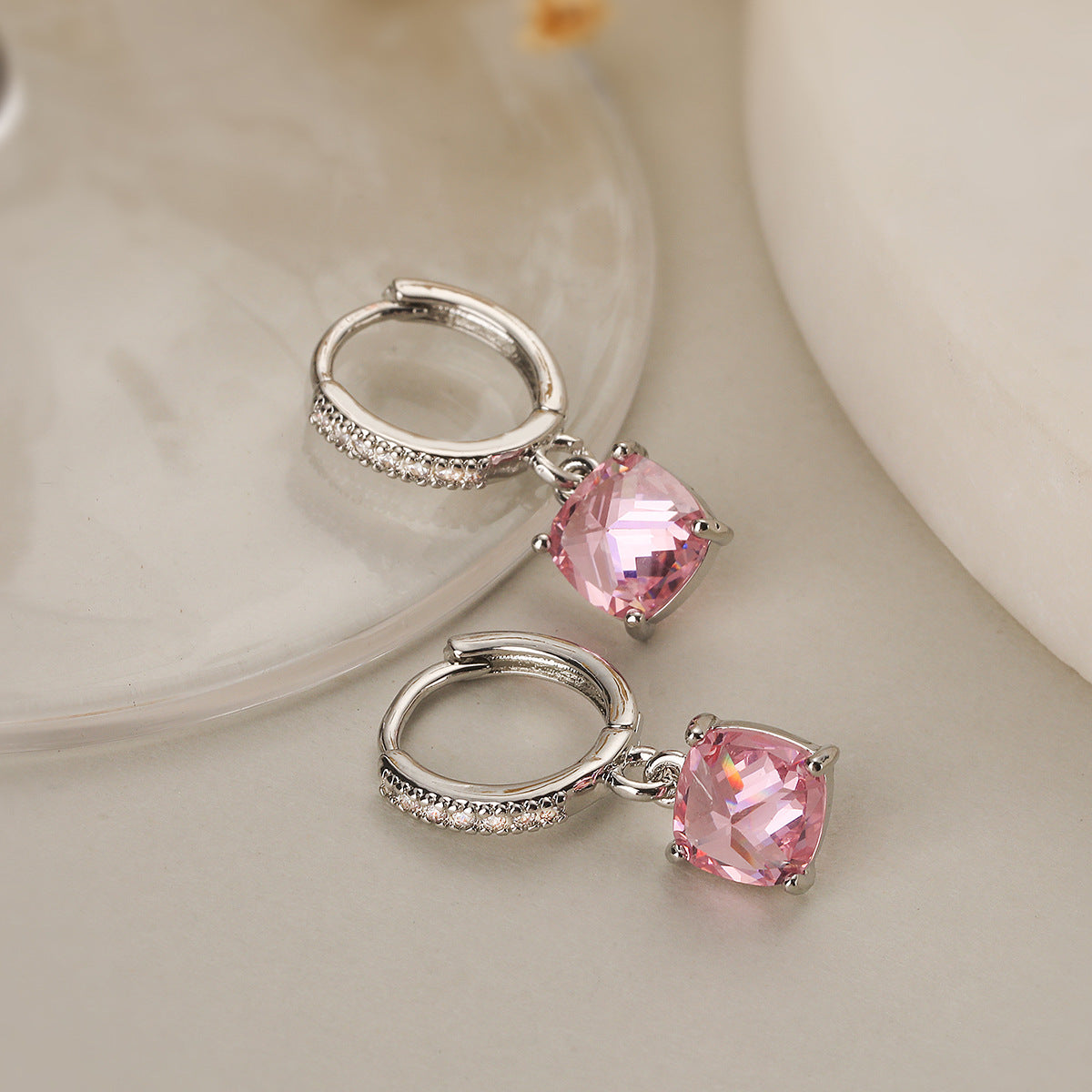 Orecchini geometrici minimalisti in rame con placcatura in oro vero e accenti in zirconia per donna