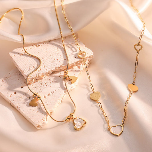 Collar Minimalista de Acero de Titanio con Colgante de Corazón Bañado en Oro e Incrustaciones de Nácar para Mujer