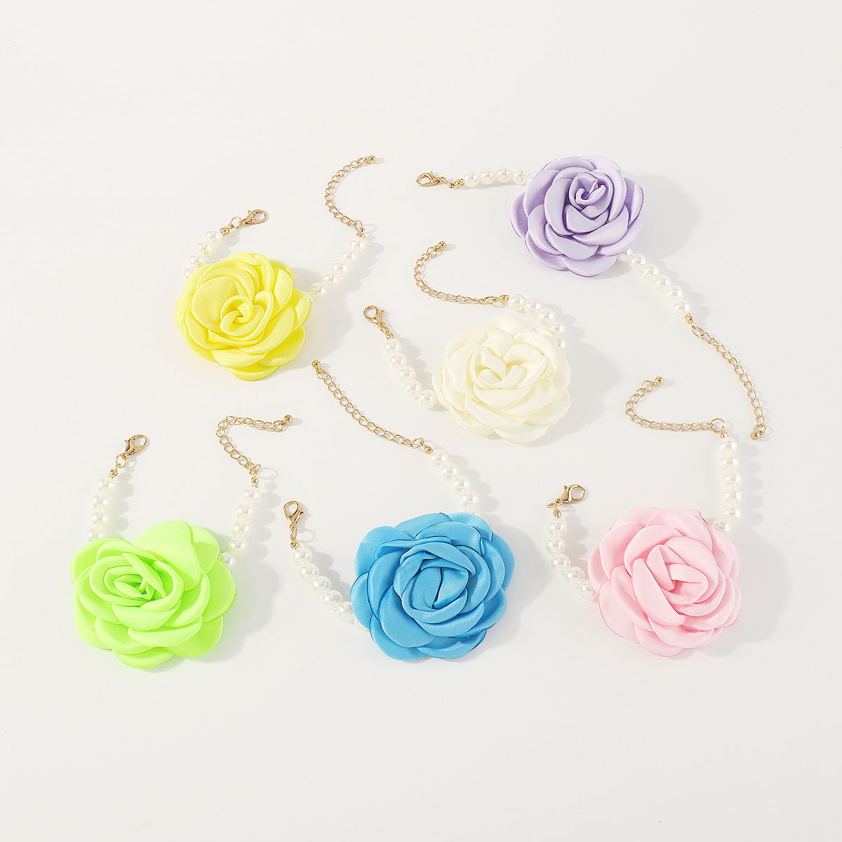 Bracciale in tessuto da donna con design a camelia fatto a mano, perle, fiori e forme geometriche, dolce e audace