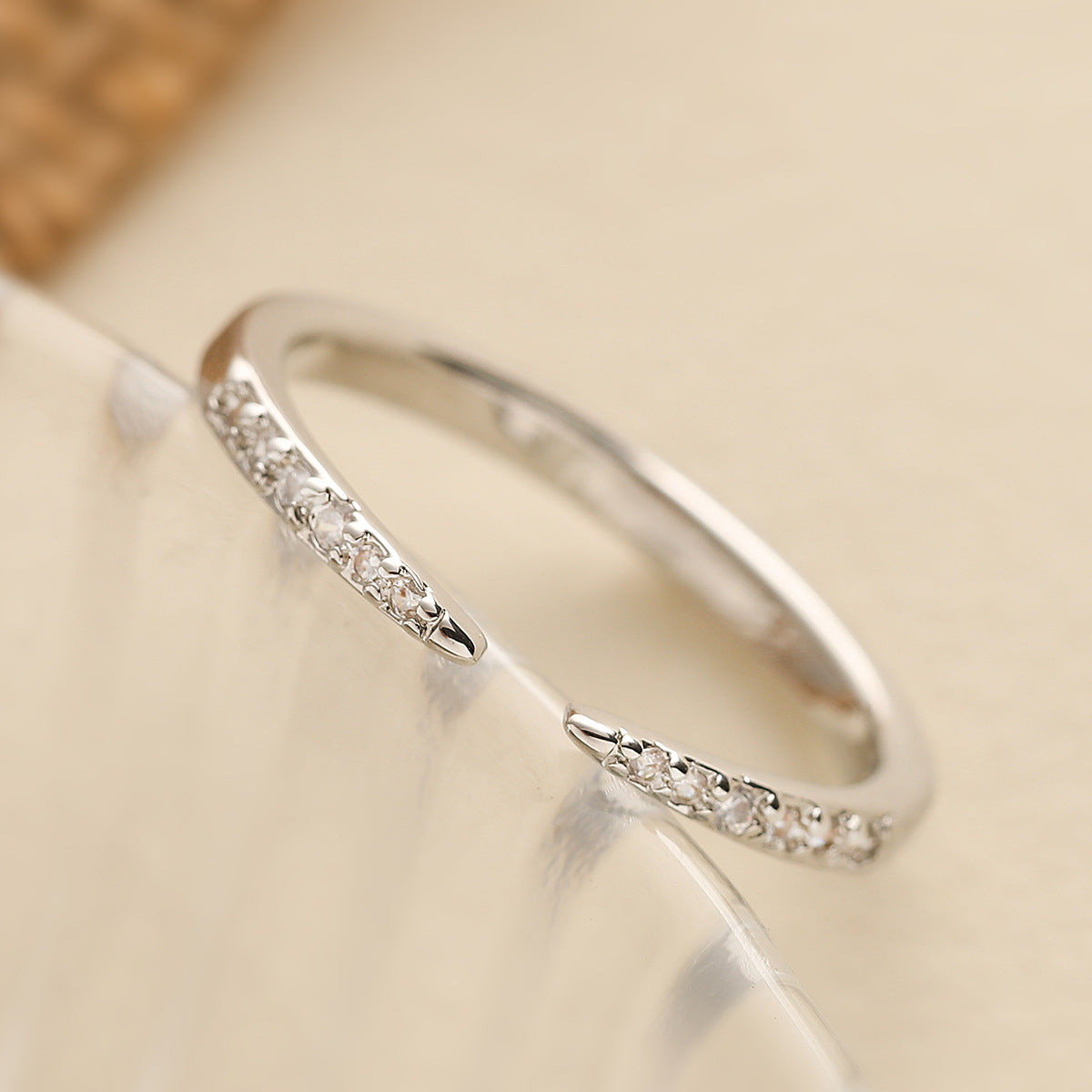 Anello Aperto Geometrico Minimalista da Donna in Rame Placcato Oro 18K con Intarsio di Zirconi