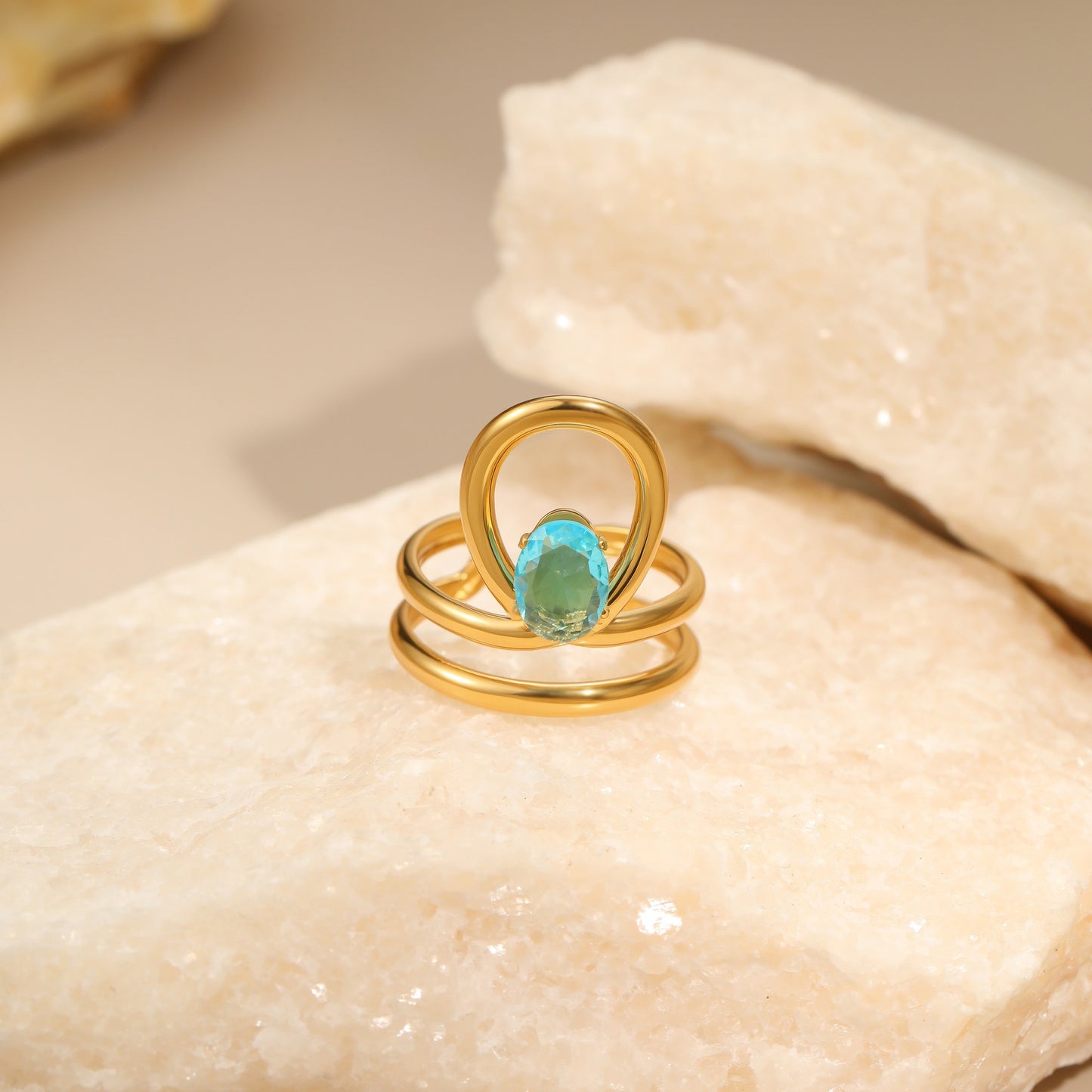Anillo minimalista de acero inoxidable hueco geométrico con incrustaciones de circonita azul y baño de oro de 18 quilates para mujer