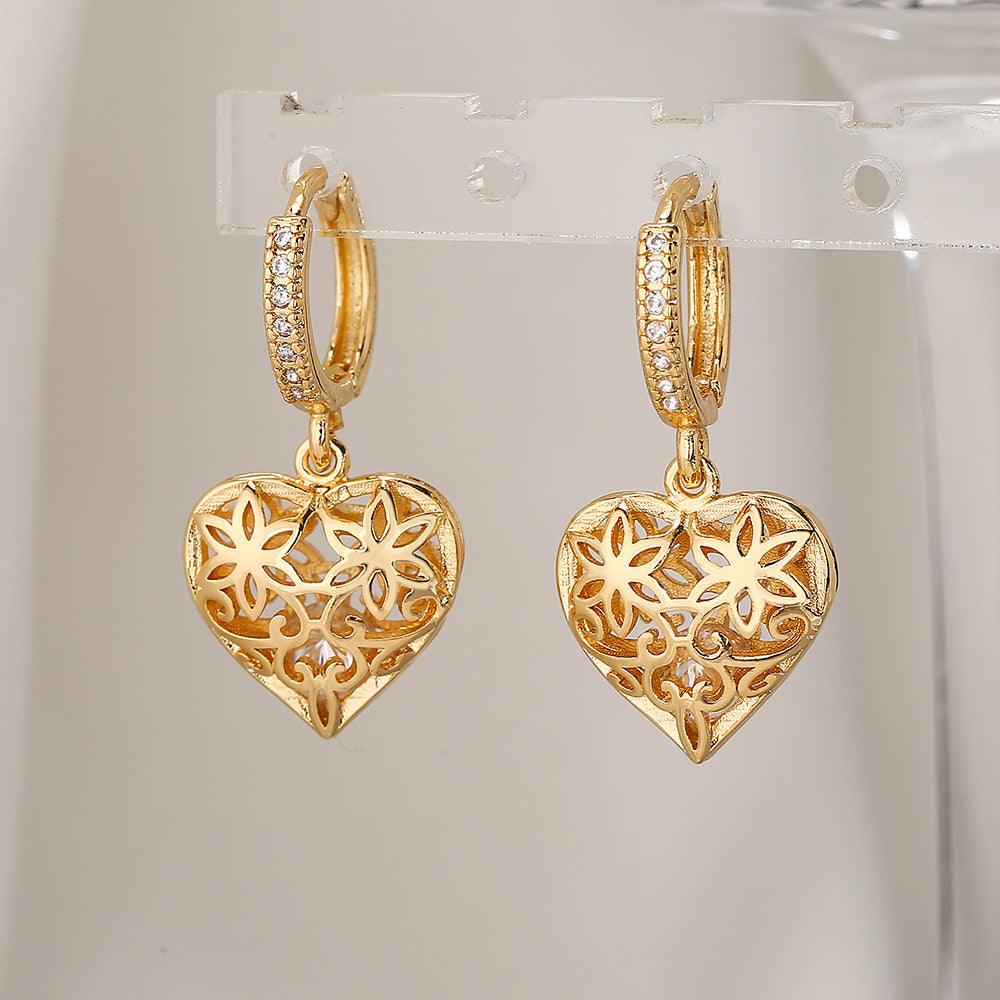 Orecchini da donna minimalisti in rame a forma di cuore traforato con placcatura in oro vero e accenti in zircone