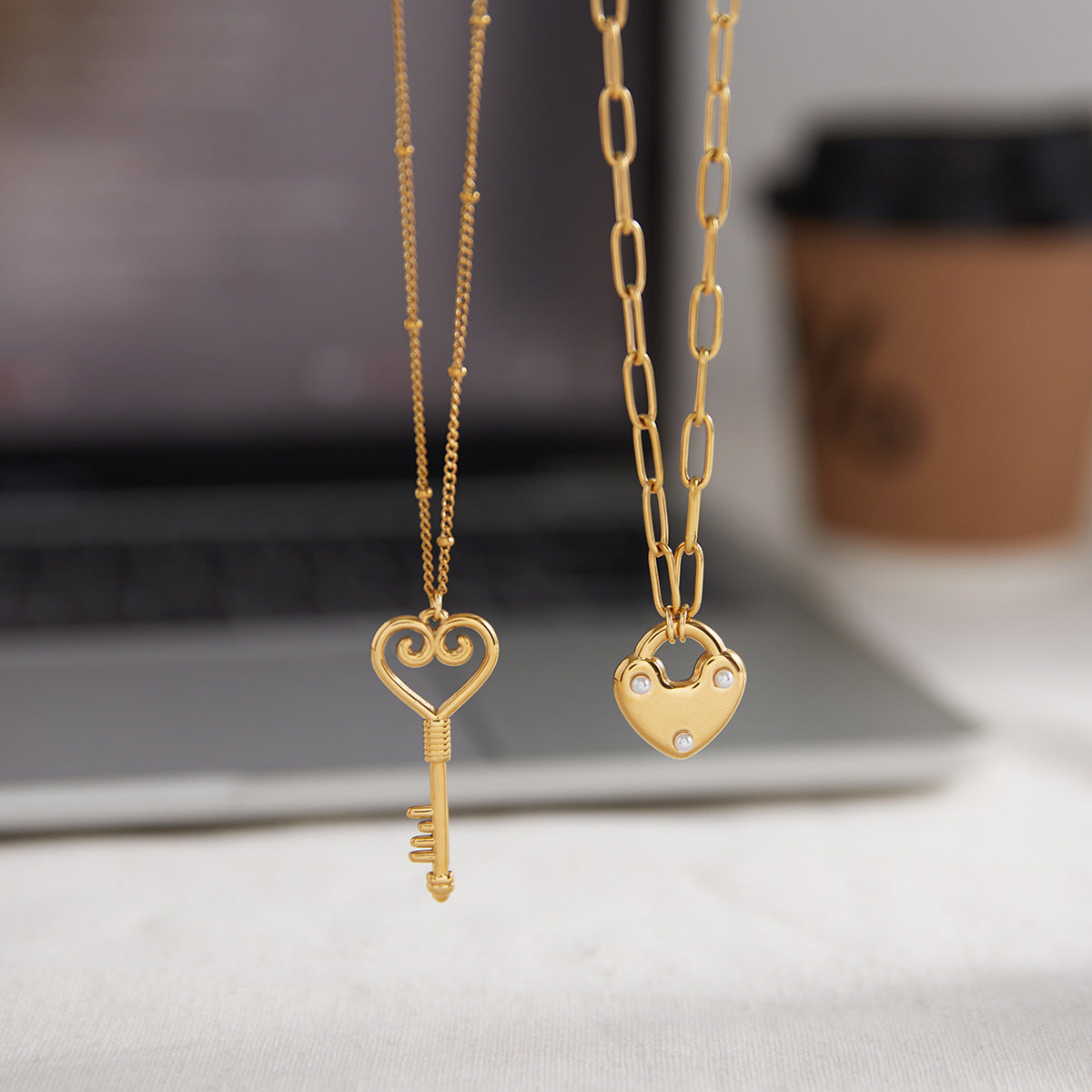 Collana pendente a forma di chiave minimalista da donna in acciaio al titanio con placcatura in oro PVD sottovuoto