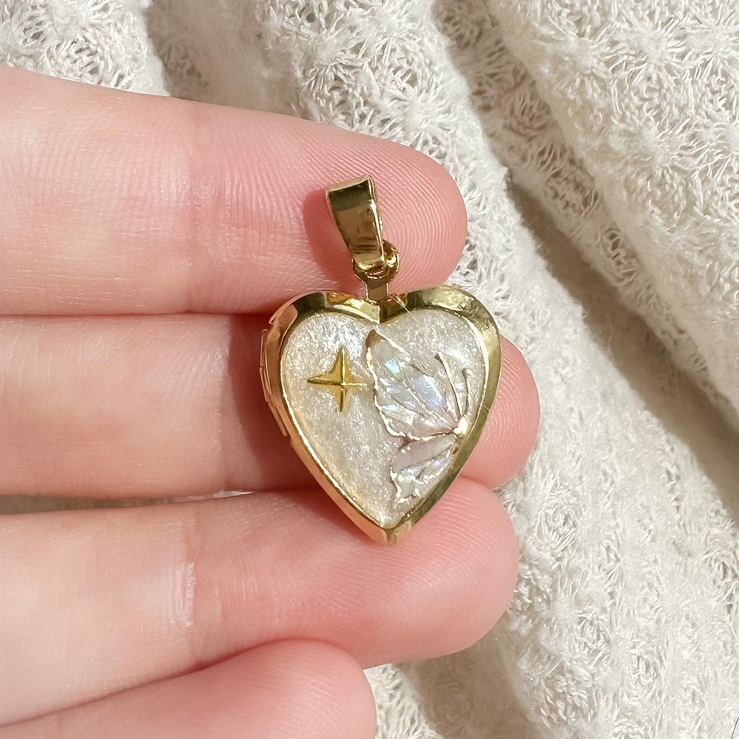 Colgante con dije de barra de aceite por goteo de mariposa y corazón de latón chapado en oro de 18 quilates vintage