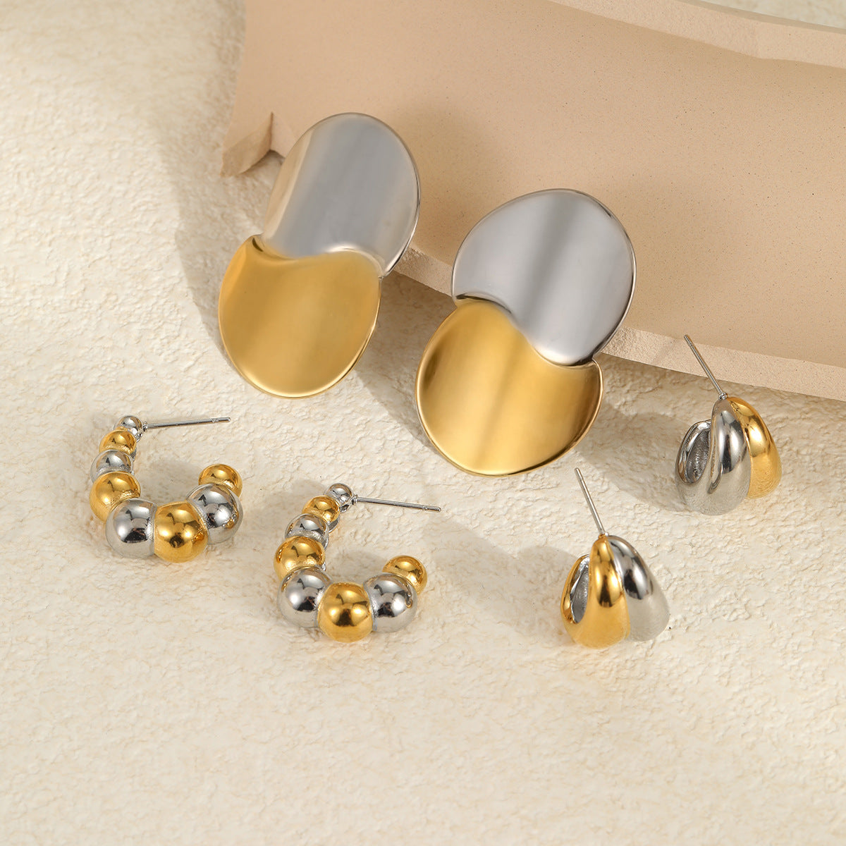 Pendientes geométricos de acero inoxidable con bloques de color y baño de oro de 18 quilates para mujer — Diseño elegante ideal para la oficina