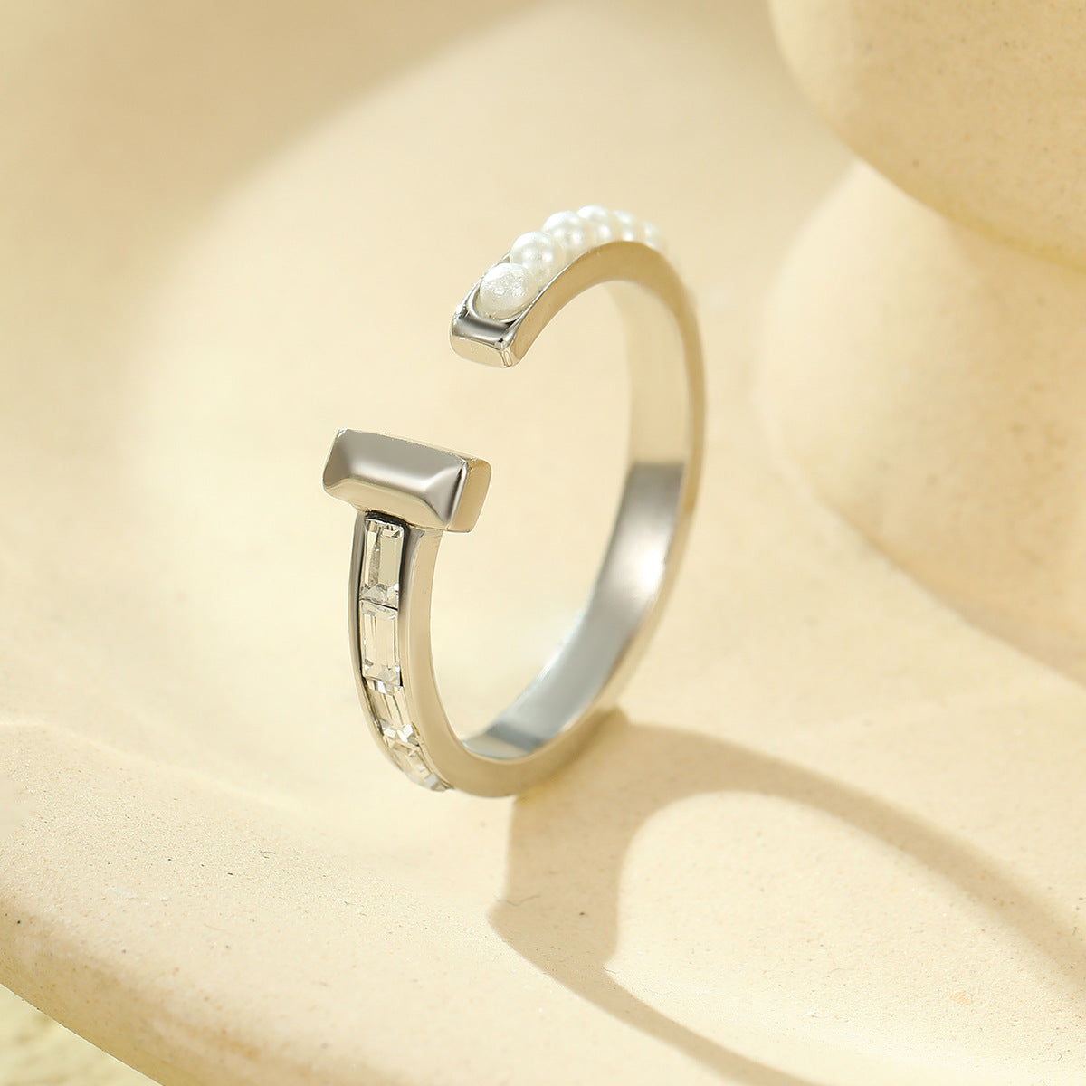 Anello Aperto Minimalista Geometrico in Acciaio al Titanio con Intarsio di Perle da Donna