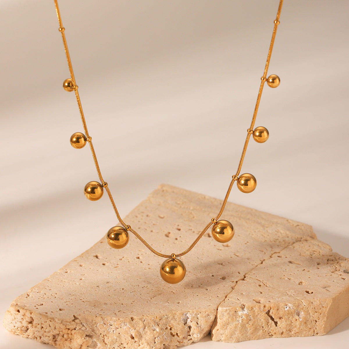 Collana a catena a serpente geometrica minimalista in acciaio inossidabile con ciondolo in acciaio al titanio e nappe placcate color oro da donna