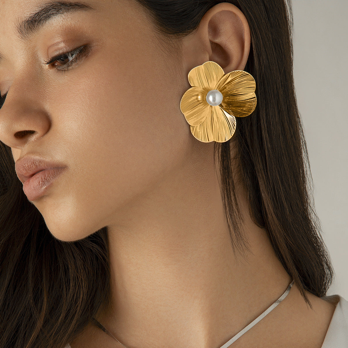 Pendientes de botón florales de hoja de ginkgo plateados, dulces y atrevidos, con detalles colgantes de perlas de imitación