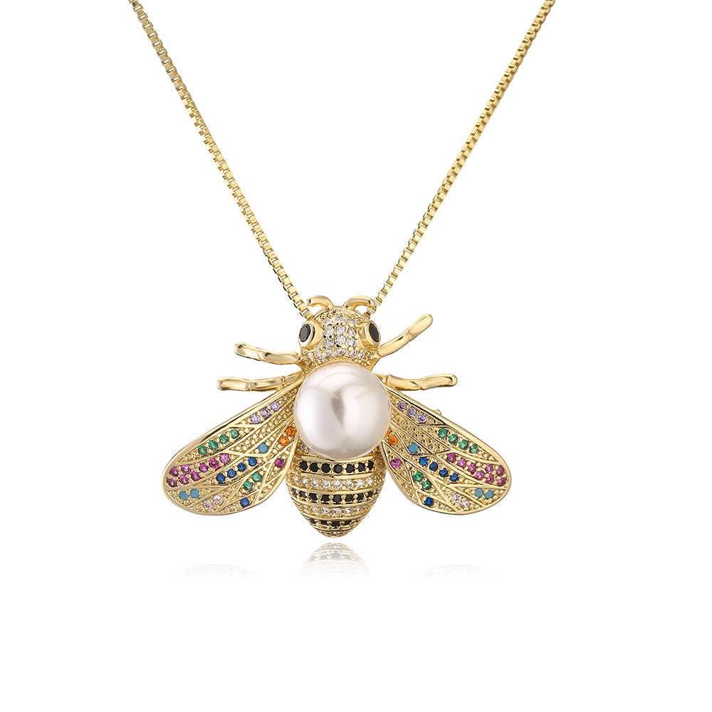 Collana pendente minimalista a forma di ape in rame placcato oro con intarsio di zirconi per donna