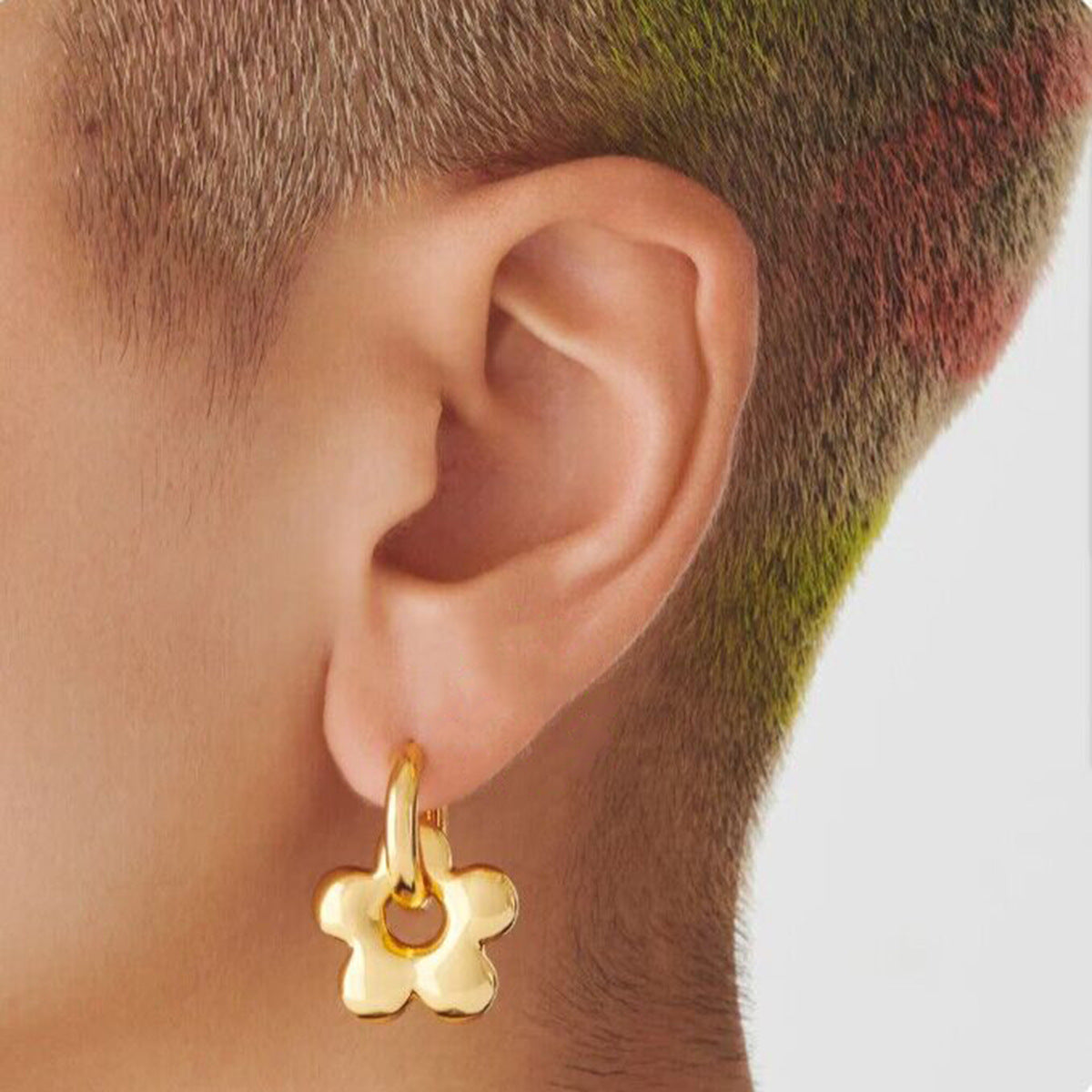 Aretes de acero inoxidable geométricos, estilo "sweet-edgy", con forma de luna, estrella y flor, y acabado enchapado.