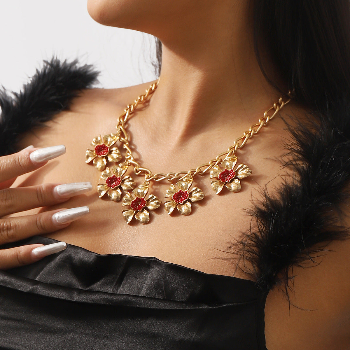 Collana con Pendente Floreale Dolce e Audace da Donna con Struttura in Lega e Finitura Elettroplaccata, Design a Catena Minimalista per Clavicola
