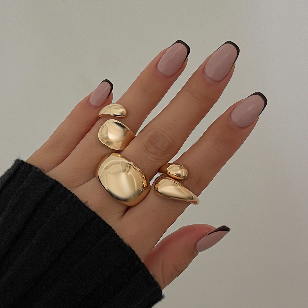 Anello da donna minimalista geometrico in lega a specchio con superficie placcata e design a fascia circolare
