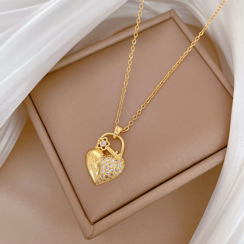 Elegante collana da donna con ciondolo a cuore floreale in strass e catena in acciaio al titanio con design geometrico