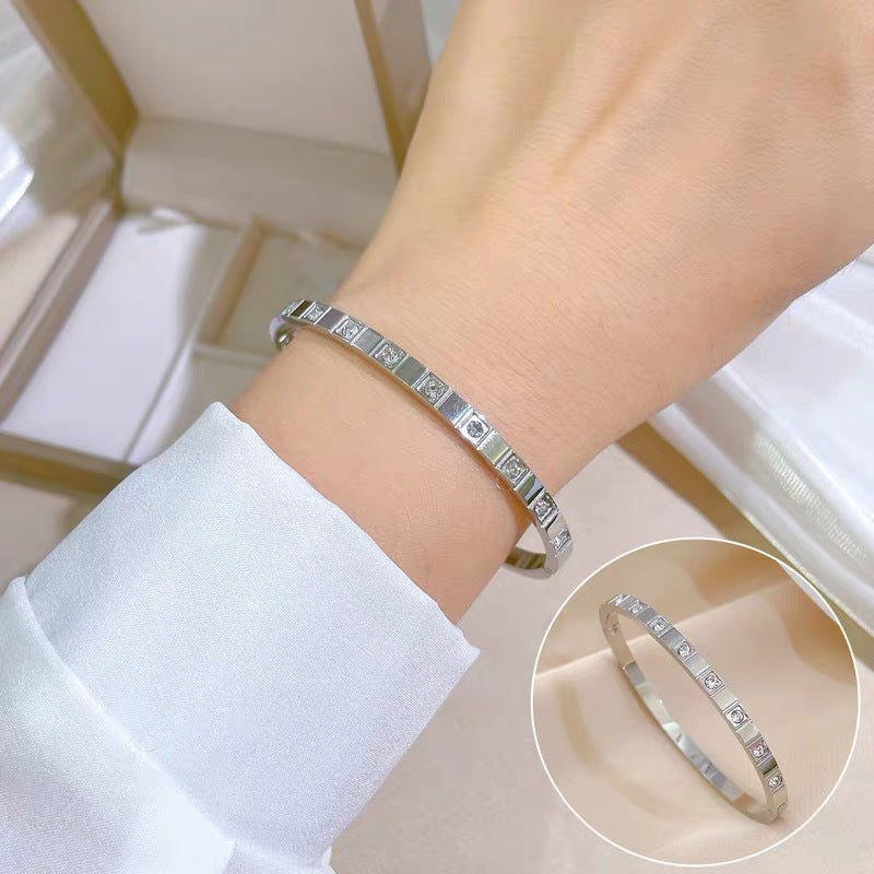 Bracciale a Polsino Minimalista di Lusso in Acciaio al Titanio da Donna con Design Geometrico Quadrato e Intarsio di Strass