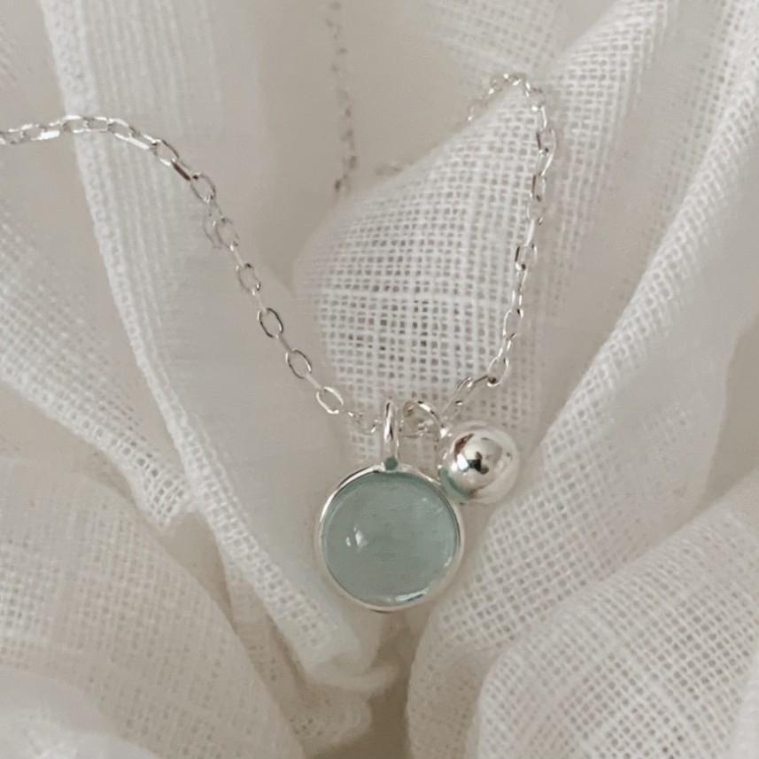 Collar con colgante redondo geométrico minimalista de plata de ley 925 con detalles de cristal
