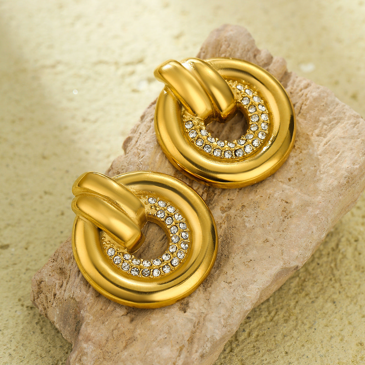 Orecchini a Cerchio Rotondi Stile Vintage in Acciaio Inossidabile con Placcatura in Oro 18K e Intarsio di Zirconi