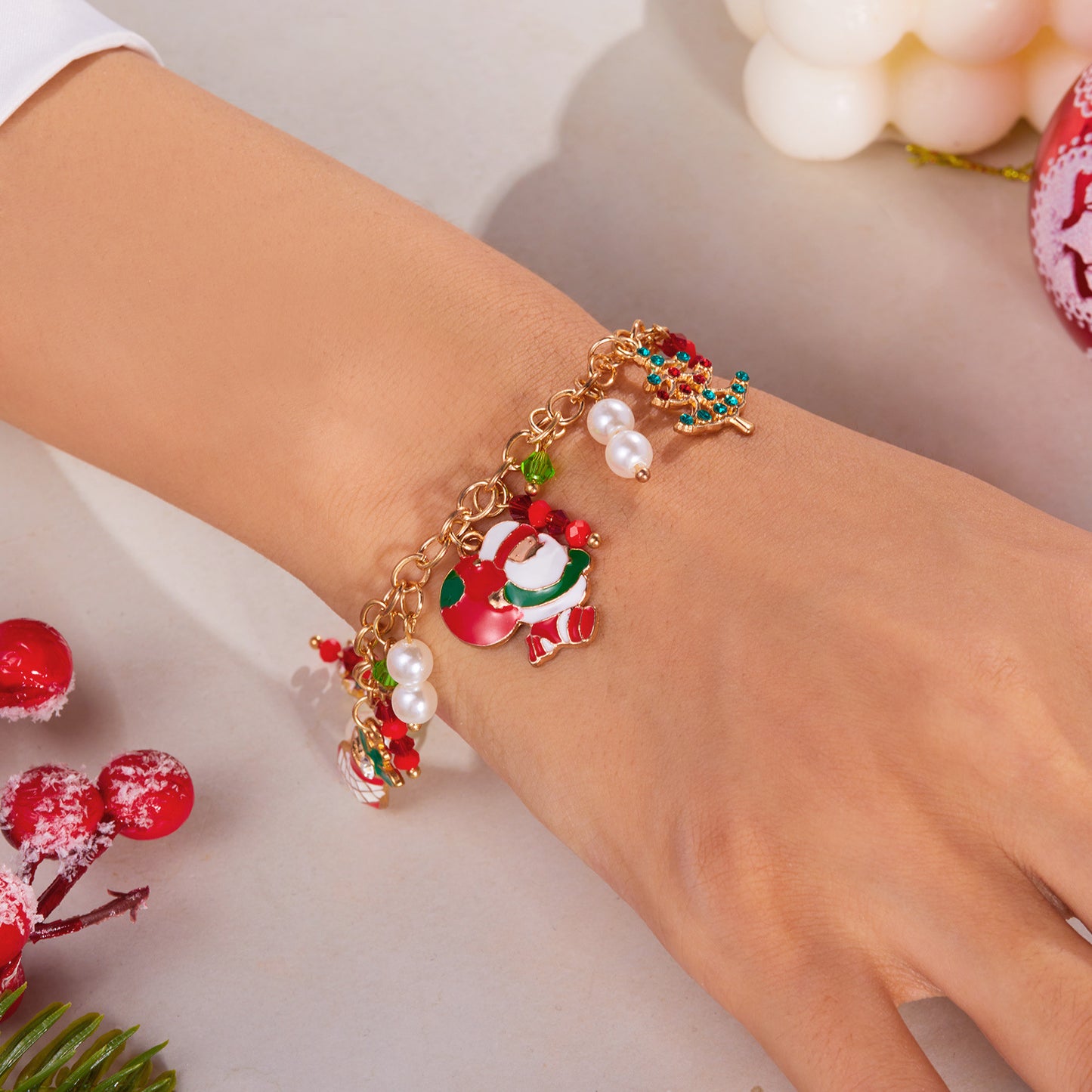 Pulsera creativa con temática navideña para mujer con dijes de Papá Noel, alces y árbol de Navidad en cadena de aleación de hierro con detalles de perlas y cristales.