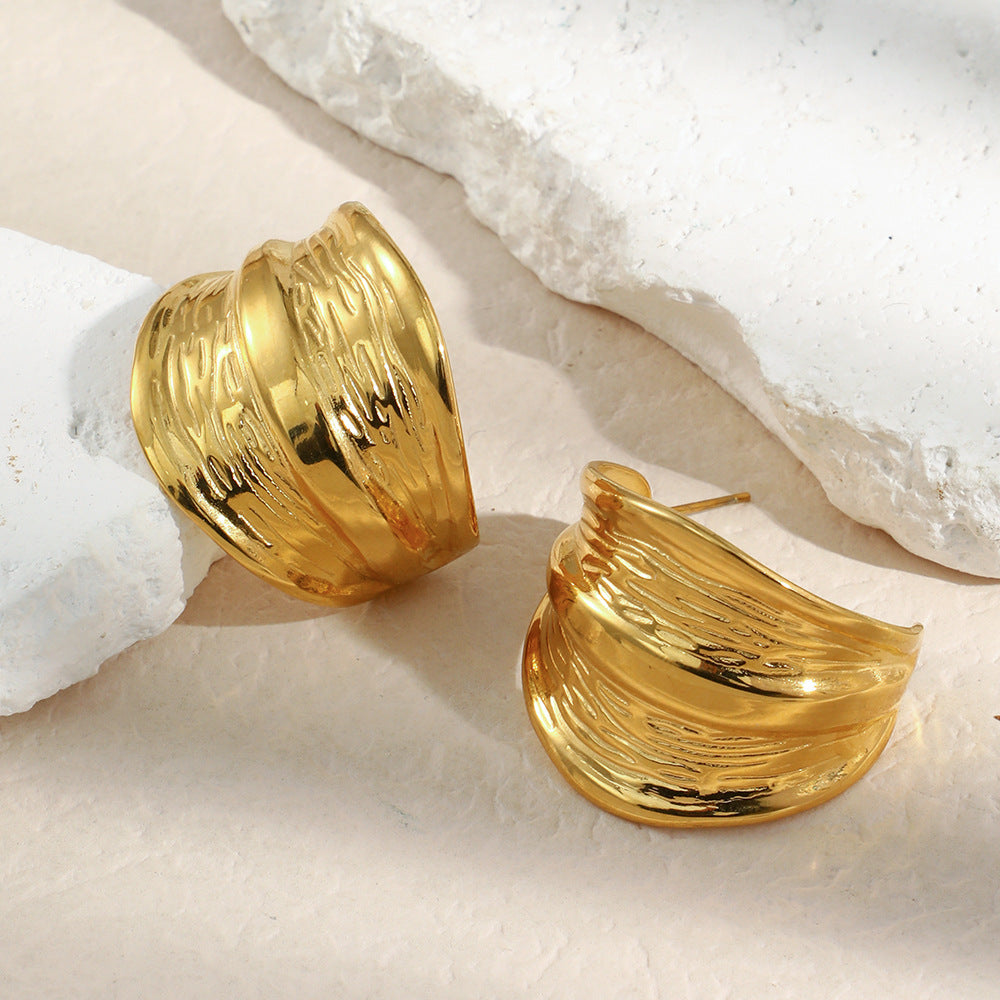Orecchini minimalisti di lusso in acciaio inossidabile geometrici con placcatura in oro 18K e design testurizzato a C larga per donna