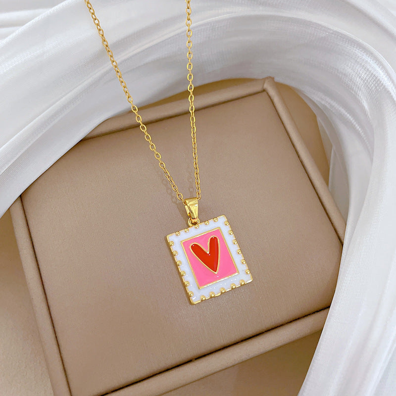 Collana con ciondolo a cuore in smalto quadrato minimalista da donna in acciaio al titanio con catena delicata per clavicola con dettagli in strass