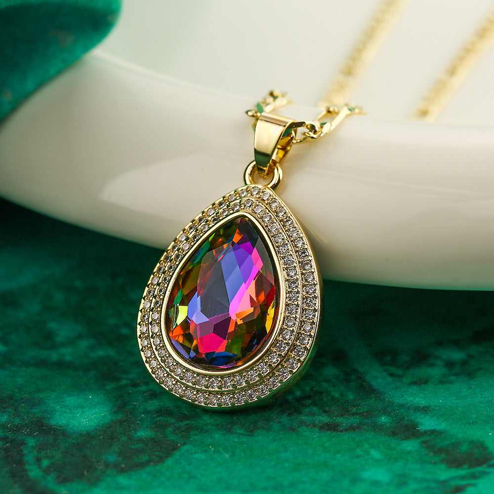 Collana pendente a goccia geometrica minimalista da donna in ottone con placcatura in oro vero e intarsio di zirconi