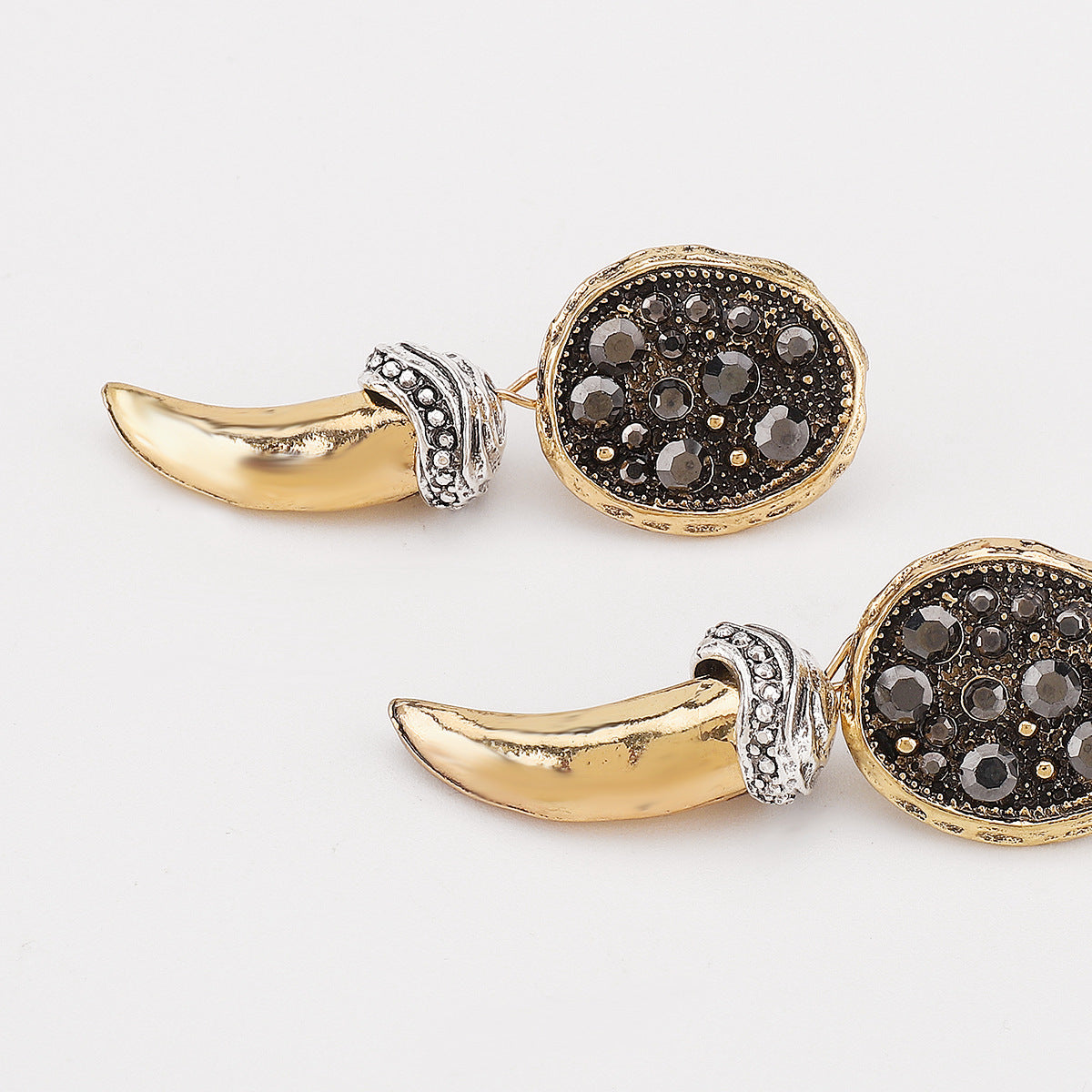 Orecchini da donna in lega a forma di corno geometrico in stile vintage con intarsio di strass
