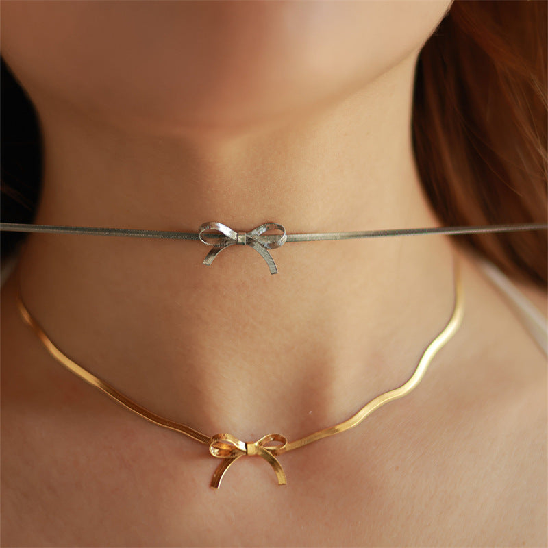Gargantilla Minimalista para Mujer con Cadena de Serpiente de Acero Titanio Chapada en Oro y Diseño de Lazo