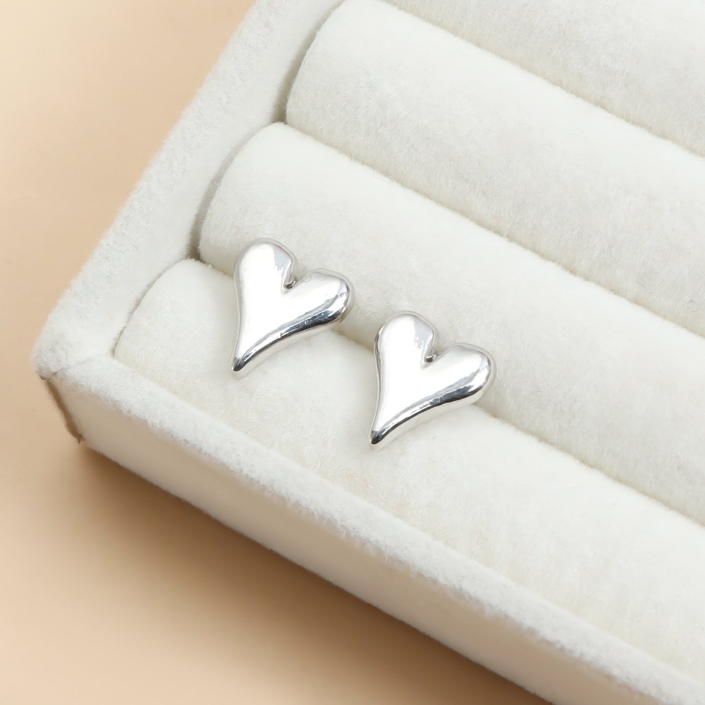 Pendientes de aleación con forma de corazón simétrico de estilo vintage y acabado chapado para mujer