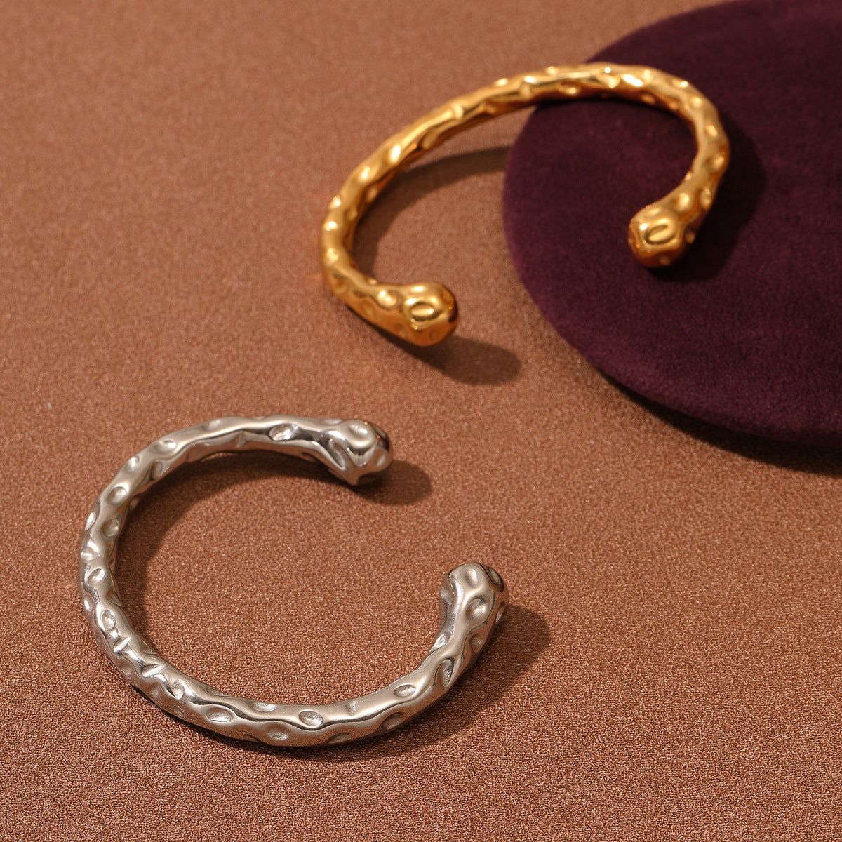 Elegante Pulsera Geométrica Texturizada de Acero de Titanio para Mujer con Baño de Oro de 18K y Superficie Irregular en Relieve y Bajo Relieve