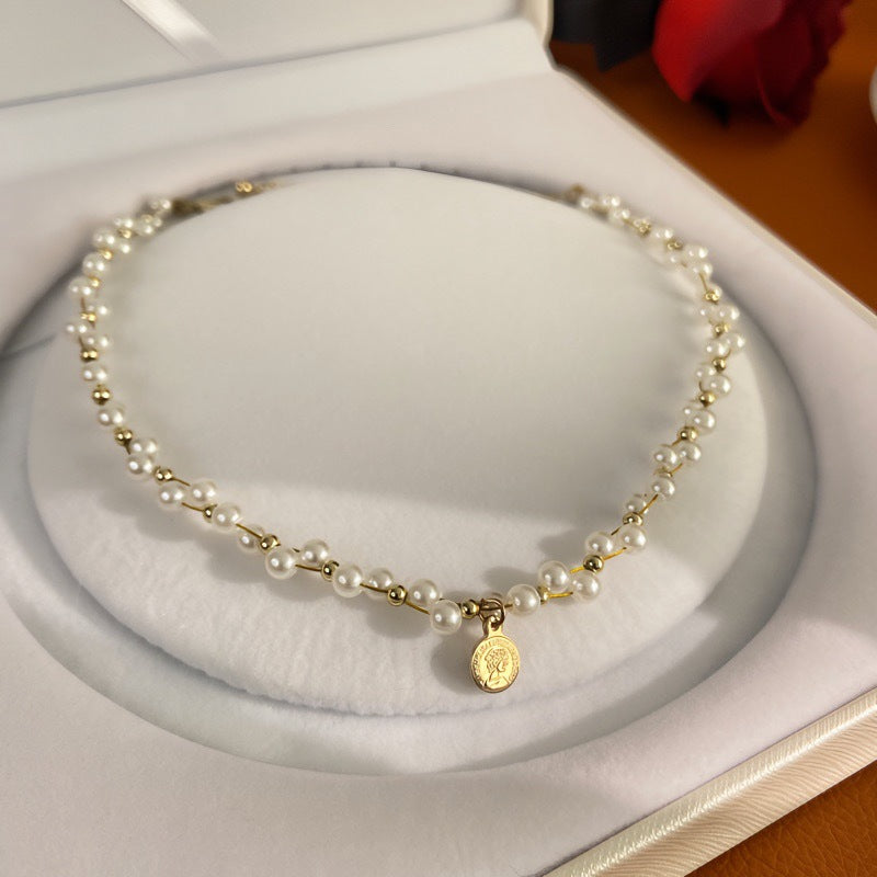 Collana con ciondolo a personaggio dei cartoni animati d'ispirazione vintage per donna con intarsio di perle artificiali su catena a O