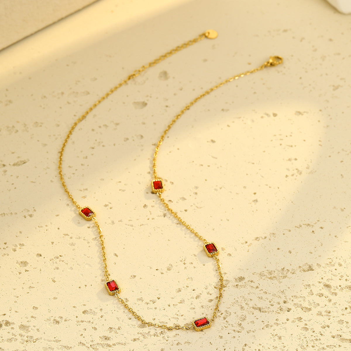 Collana da donna minimalista con pendente quadrato in acciaio inossidabile con intarsio in strass e placcatura in oro