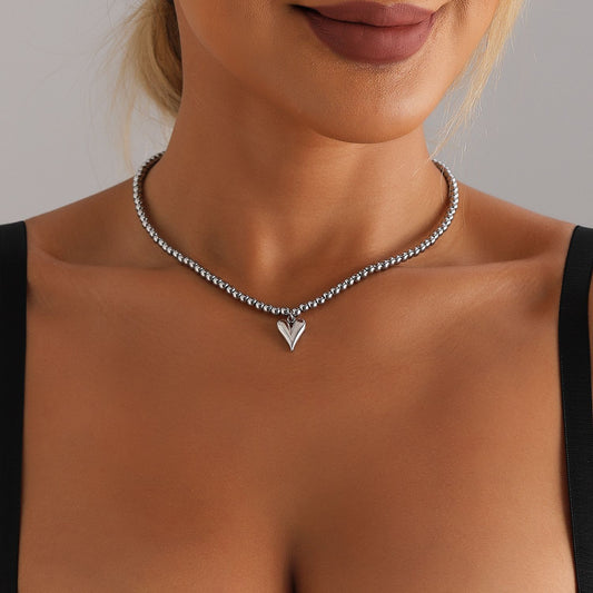 Elegante collar con colgante de aleación con forma de corazón y acabado chapado para mujer, cadena de clavícula con cuentas geométricas