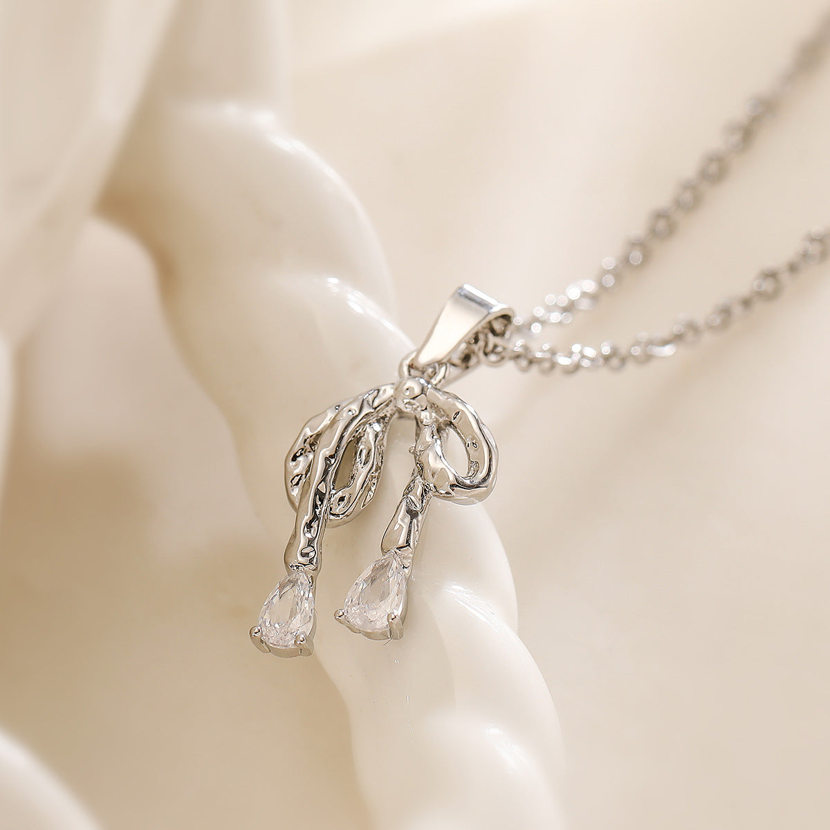 Collana pendente a fiocco minimalista in rame placcato oro 18 carati con zirconi, da donna