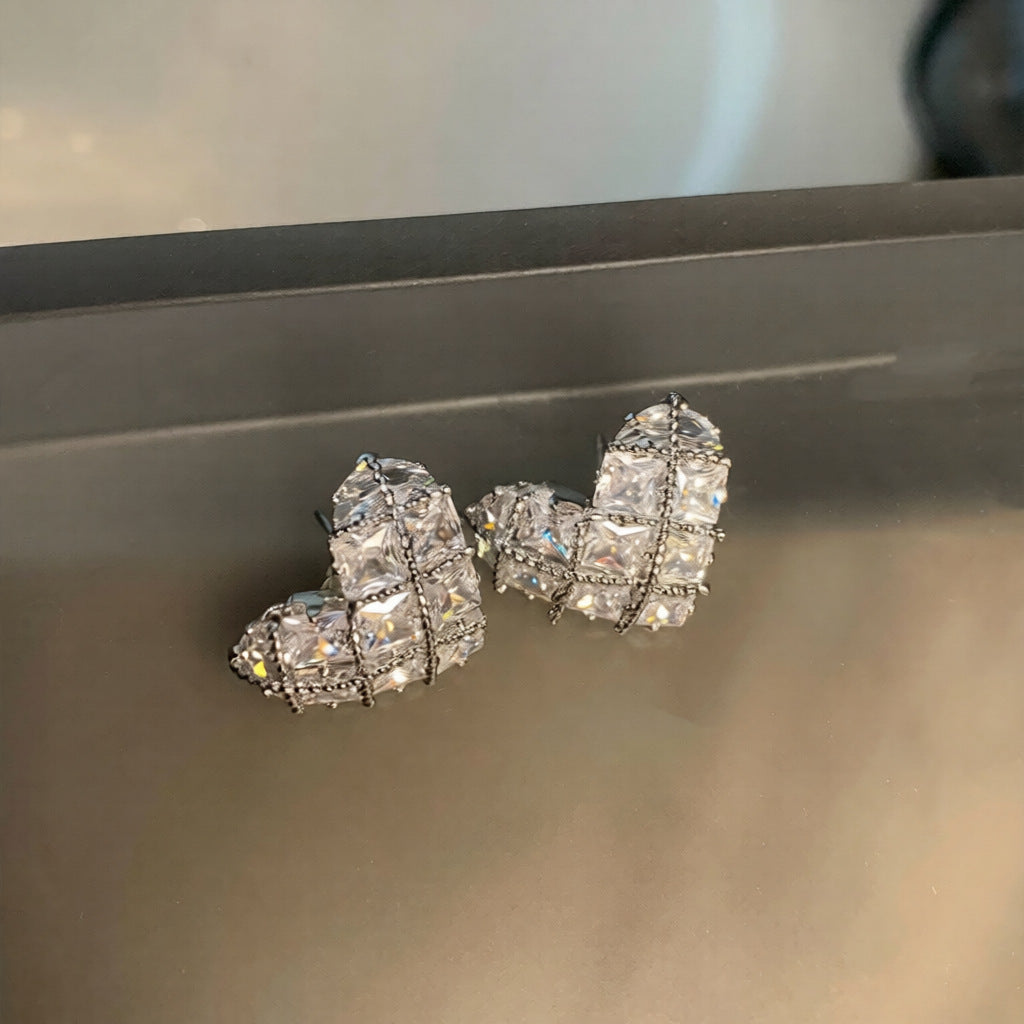 Elegantes pendientes de plata con baño de oro y circonitas en forma de corazón para mujer con estilo minimalista de lujo