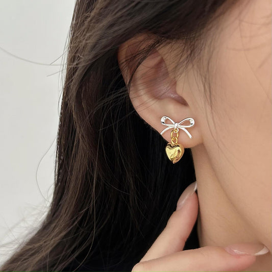 Orecchini a perno a forma di cuore con fiocco minimalista in argento sterling 925 con finitura lucida
