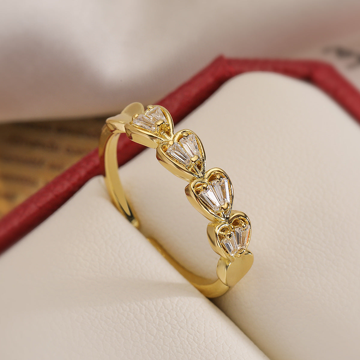 Anello da donna minimalista geometrico a forma di cuore in rame placcato oro 18 carati con zirconi micro-incastonati